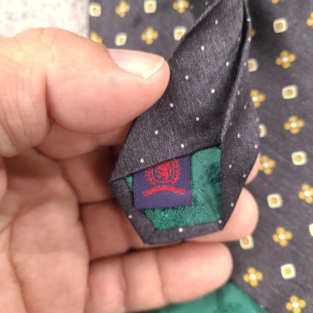 Tommy Hilfiger Tie Necktie Mens Black Geometric Italian‎ Silk Made In USA